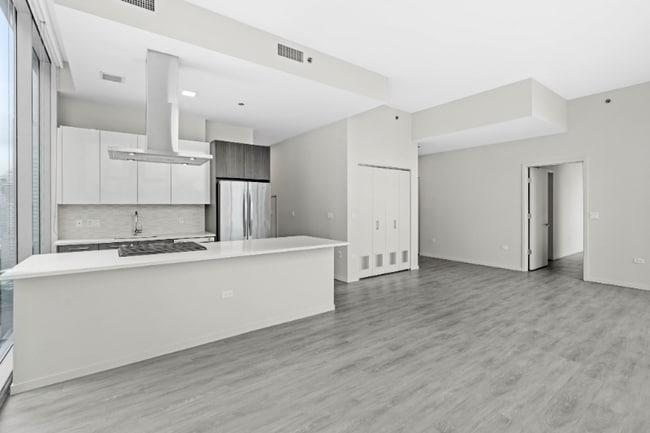 Building Photo - 34 E Huron St