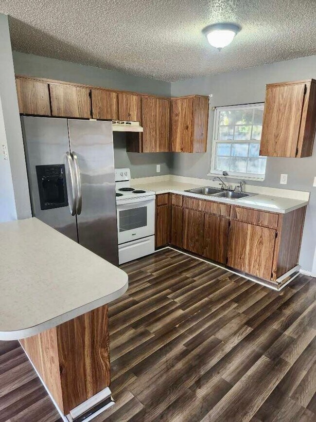 Foto del edificio - Great 2/1 duplex unit with large yard. Call Josh for showings 407-952-0608