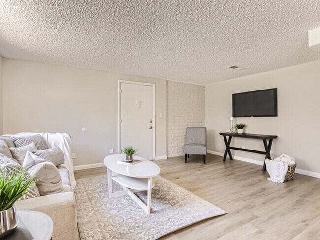 Foto del edificio - 3 Bedroom 2 Bathroom Condo in Lakewood!