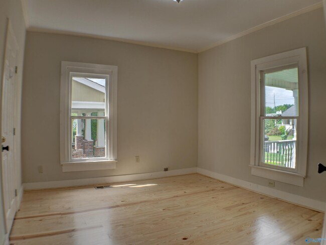 Building Photo - 708 Beirne Ave NE