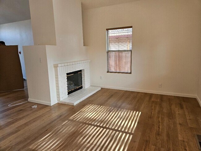 Foto del edificio - 2112 Carpinteria Dr