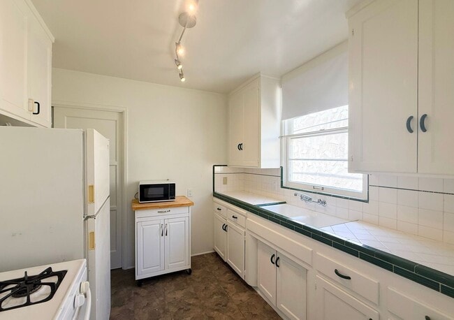 Building Photo - 4821 Del Mar Ave