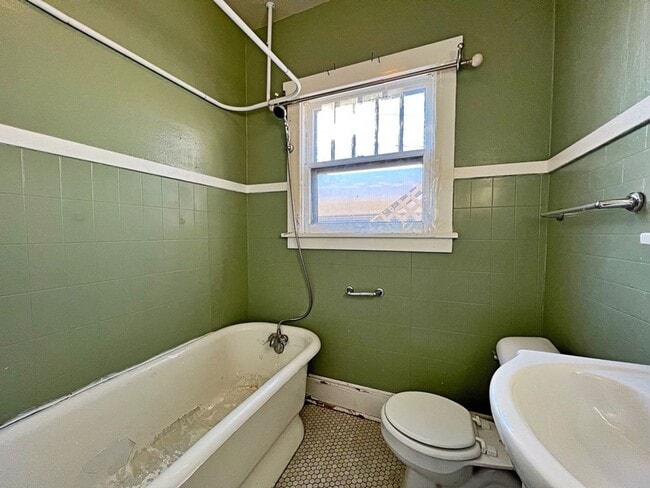 Building Photo - Spacious 4 bed 2 bath house $1195