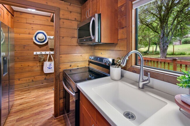 Building Photo - Bainbridge Island Retreat with Modern Comf...