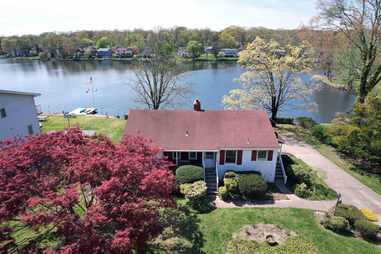 Primary Photo - 95 Lake Dr E