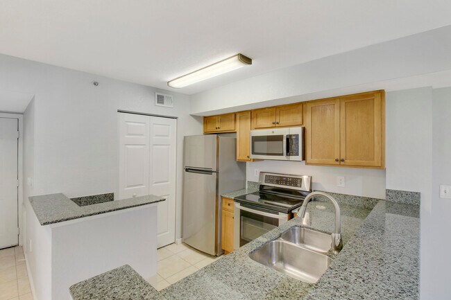 Building Photo - 161 SW Palm Dr