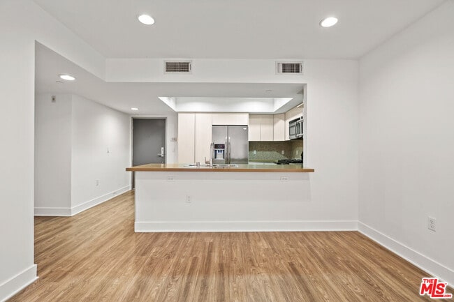 Building Photo - 10473 Santa Monica Blvd
