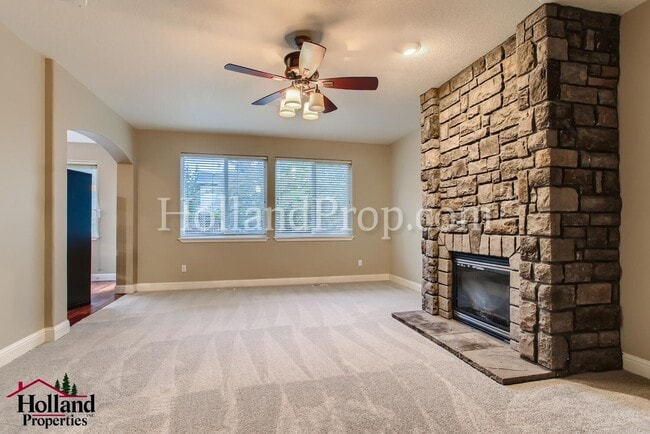 Building Photo - Bright & Spacious 3-Bedroom Hillsboro Home Backing to Green Space!