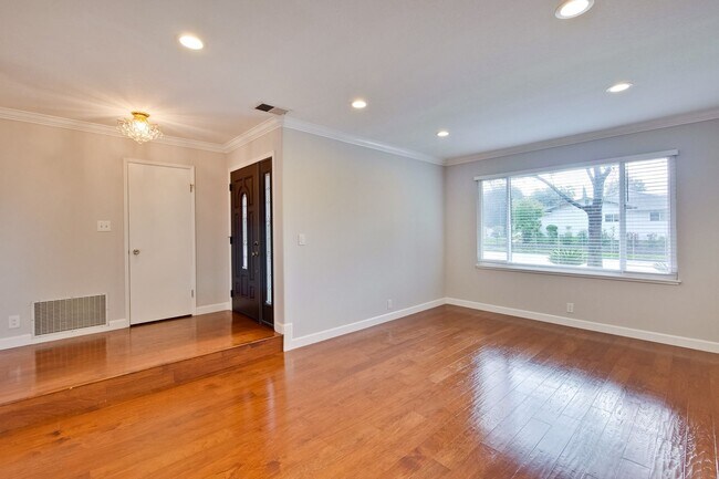 Building Photo - Warm and Inviting 3 bedroom, 2 Bath Home