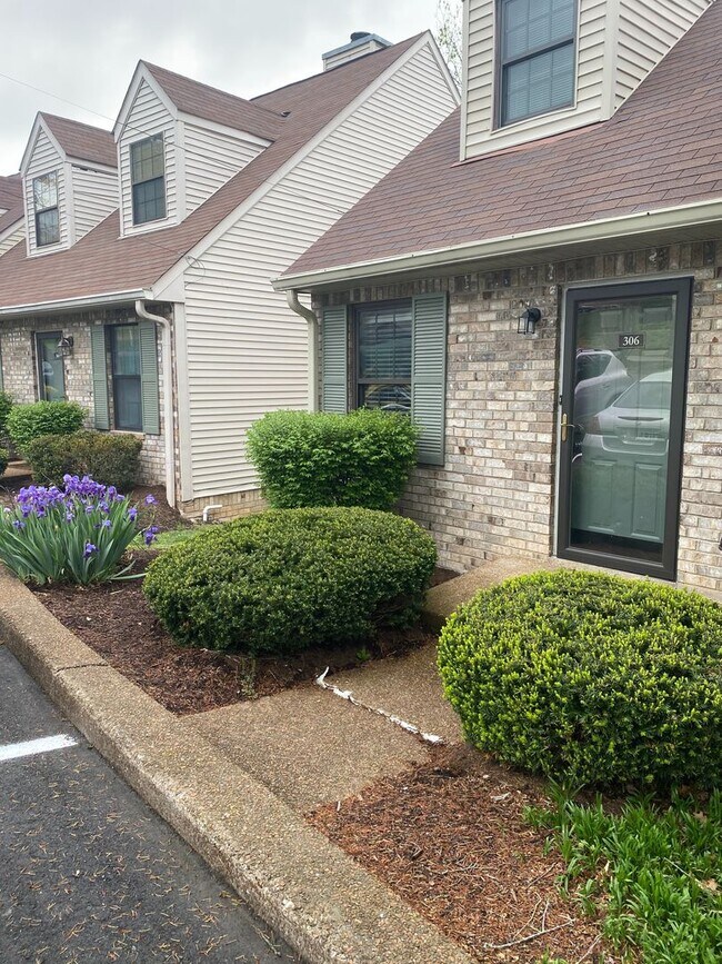 Foto del edificio - Spacious 4BR Townhome with Finished Basement & Community Amenities