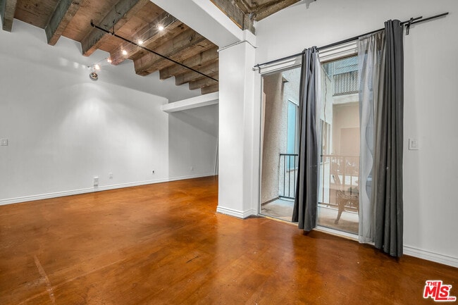 Building Photo - 312 W 5th St