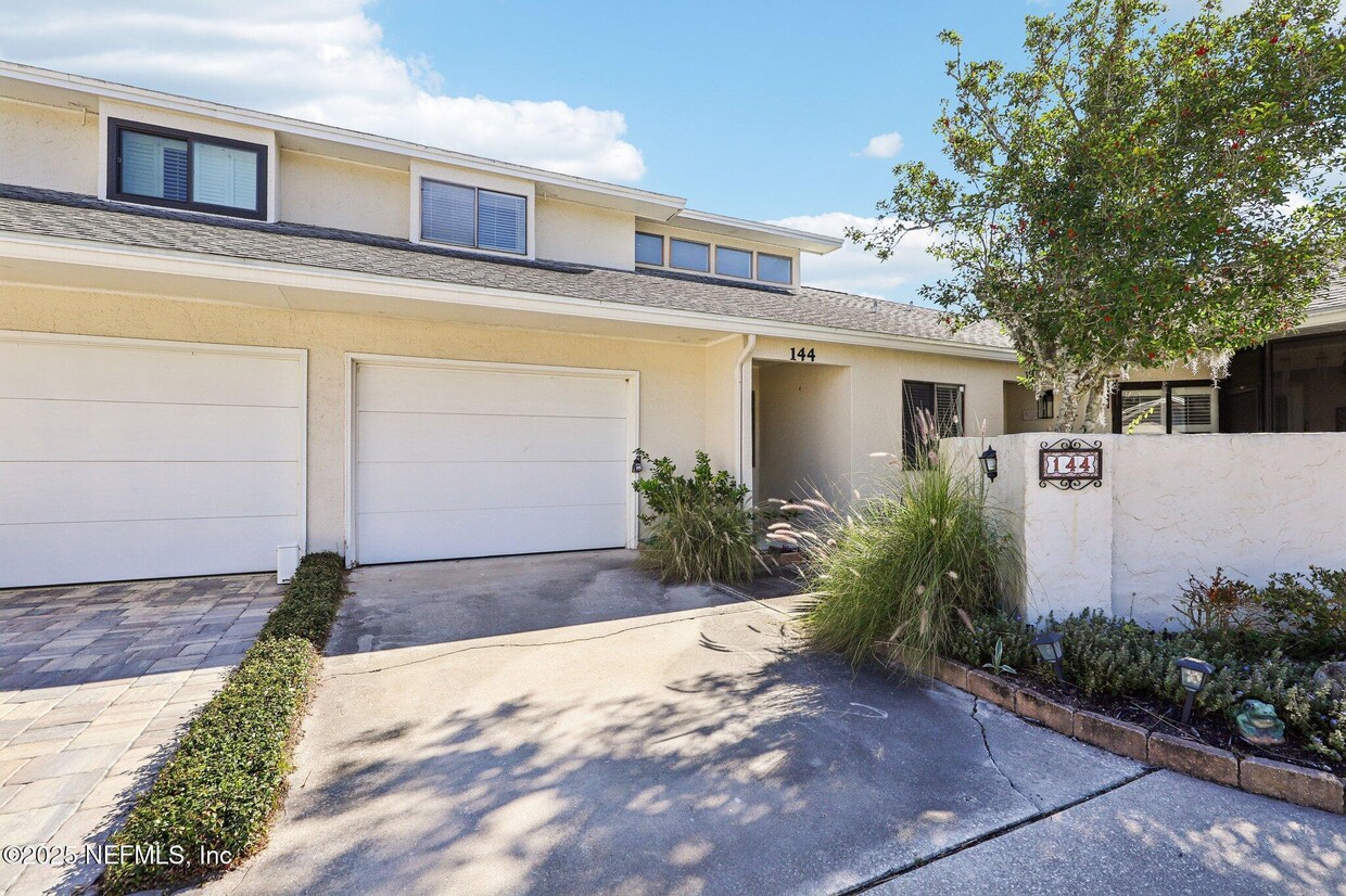 Primary Photo - 144 La Pasada Cir W