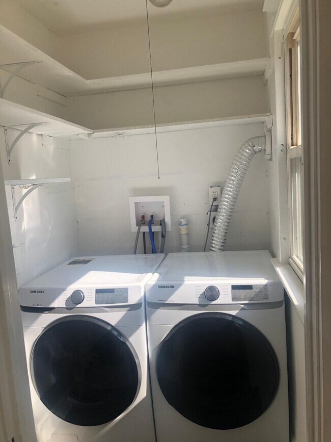 Building Photo - 1144 Boulevard