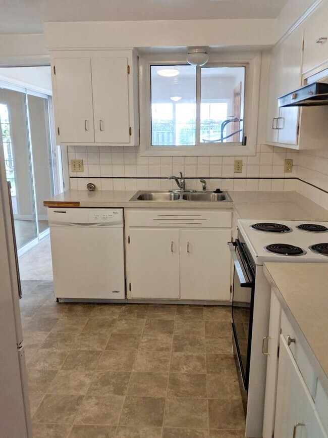 Foto del edificio - 5 bedroom South Campus duplex next to Univ...