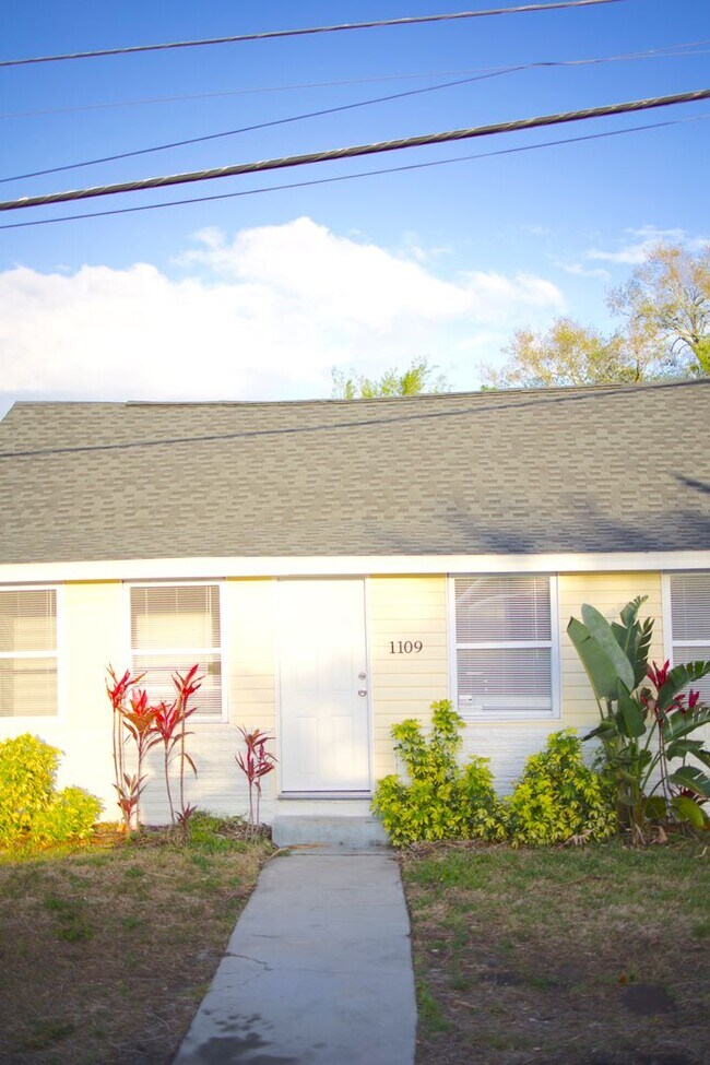 Foto del edificio - Spacious Clearwater Home with Modern Comforts with Private Backyard! 2bed | 1Bed