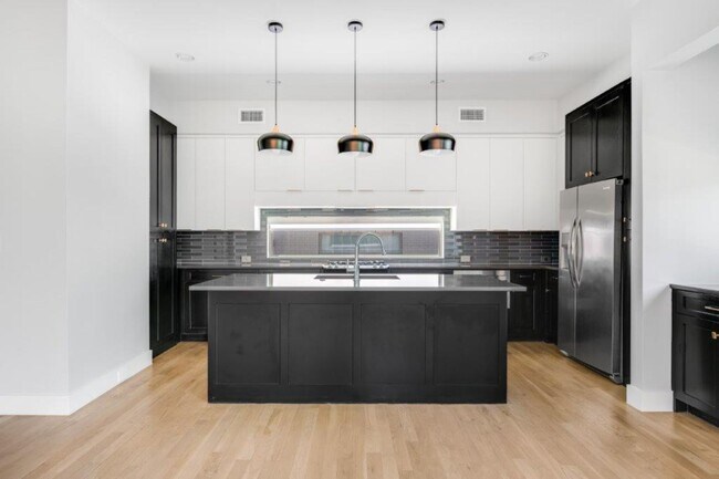 Foto del edificio - 3706 W Beverly Dr
