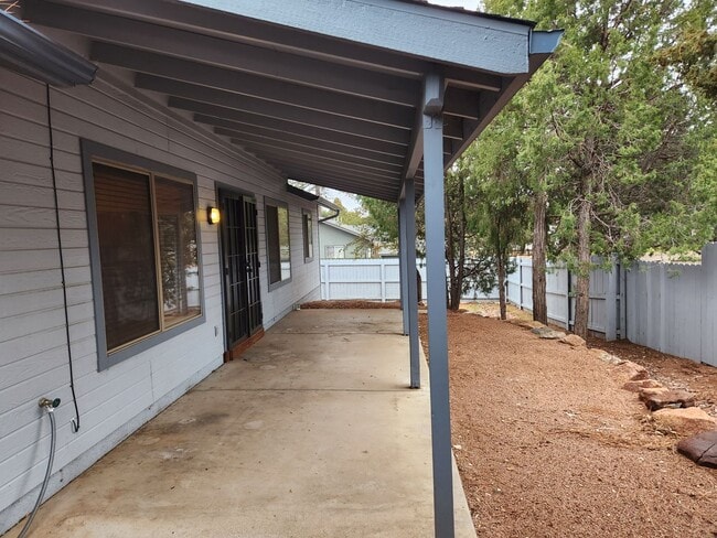 Building Photo - Beautiful site built 3 bedroom / 2 bath Home