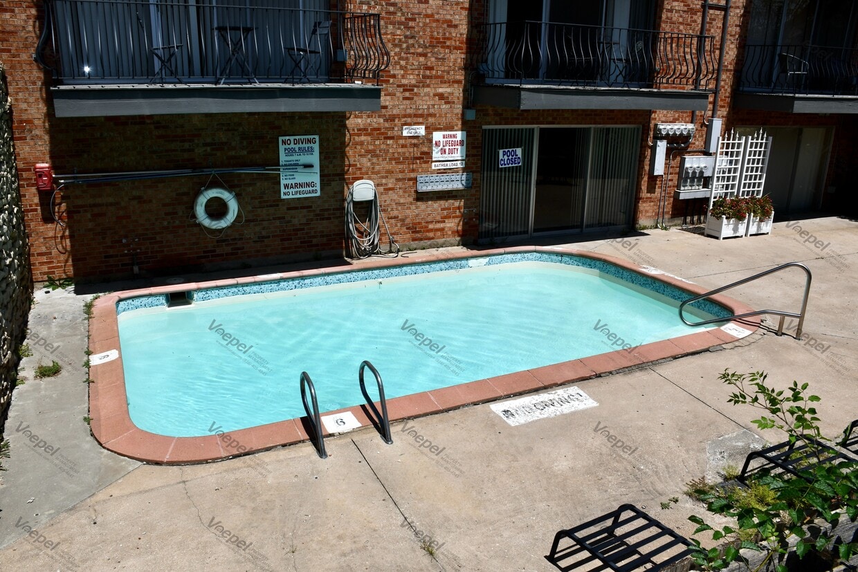 Primary Photo - 4724 Belleview Ave