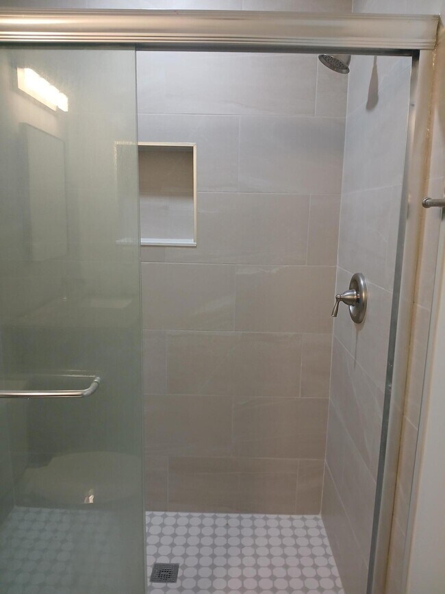 Foto del edificio - 1103 Summerwinds Ln