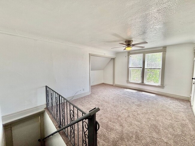 Foto del edificio - 1403 E Third St.-Attic