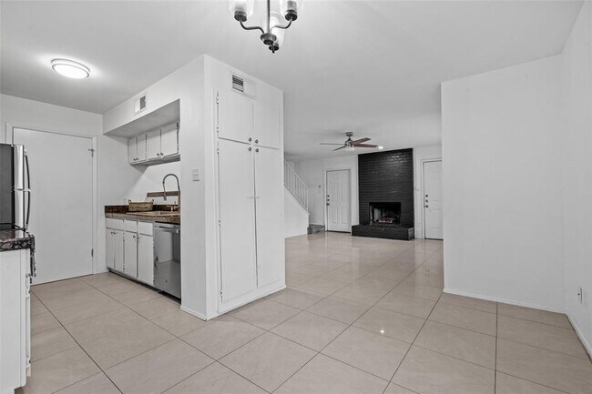 Foto del edificio - 4413 Whispering Valley Dr