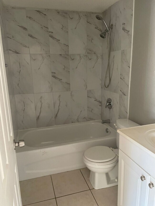 Foto del edificio - 2/1 Apartment close to downtown New Port R...