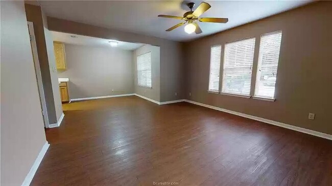 Building Photo - 907 Balcones Dr