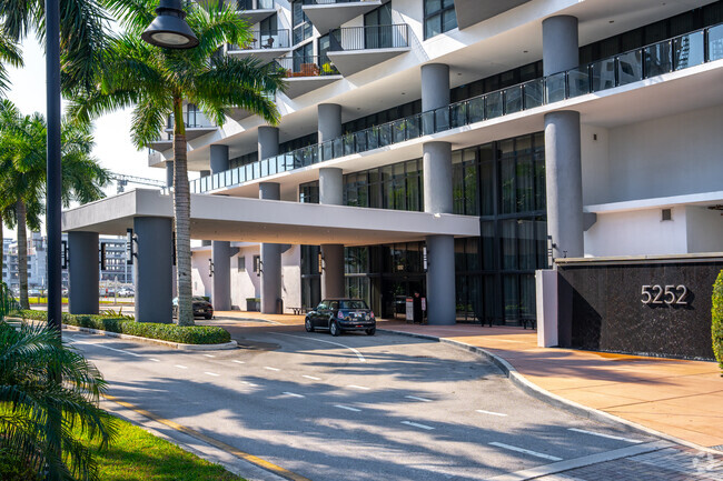 8500 NW 52nd St Doral, FL 33166 - 5250 Paseo
