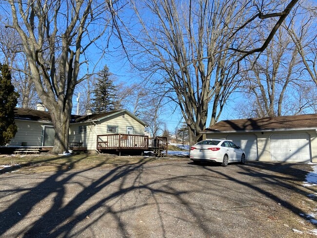 Building Photo - 8493 N Roanoke Rd