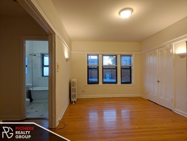 Building Photo - 822 W Waveland Ave