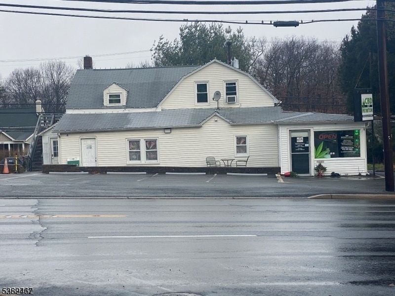 Primary Photo - 347 E Main St