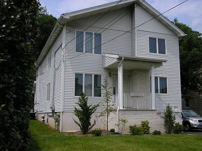 Foto del edificio - 1011 Ringwood Ave