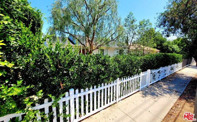 Foto del edificio - 17629 Burbank Blvd