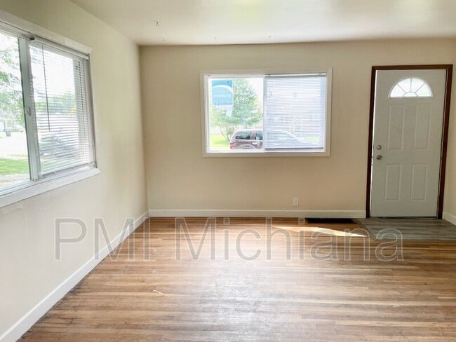 Building Photo - 4422 Huron Cir