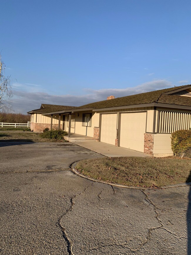 Building Photo - 2815 S Rolinda Ave