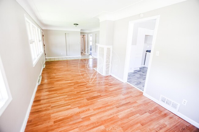 Building Photo - 3 bed 2 bath with over 1200 sq feet of space! Many updates! Garage included!