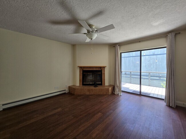 Foto del edificio - Centrally Located Quiet 2nd Story Condo unfurnished