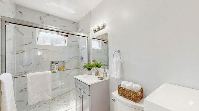 Building Photo - Beautiful 3 Bed with Parking in Salem