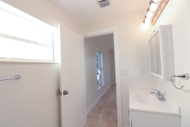 Foto del edificio - 3014 NW 6th St