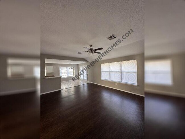 Foto del edificio - 900 Valley Ct