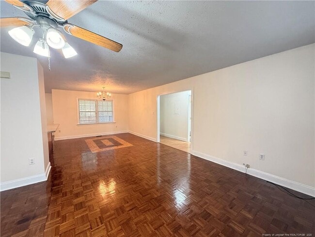 Foto del edificio - 3713 Rockhurst Dr