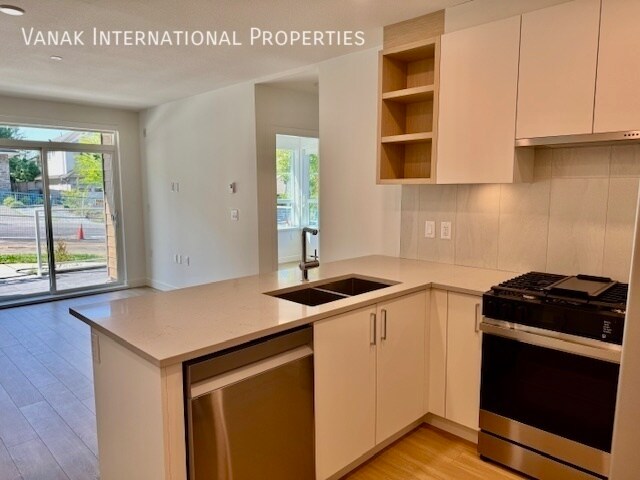 Photo du bâtiment - Bright 3 Bed 2 Bath Corner Unit in Burquitlam
