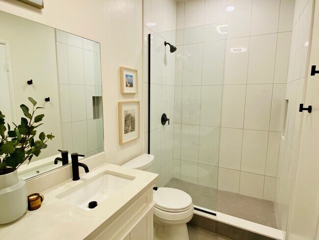 Foto del edificio - Renovated Two Bedroom Two Bathroom Condo North Park