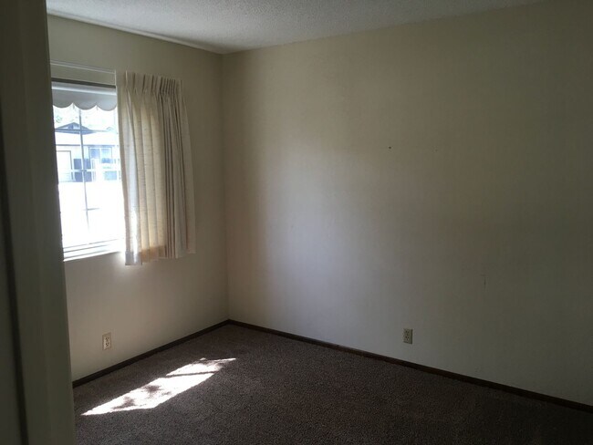 Foto del edificio - 3 Bedroom Home Redding on Corner Lot