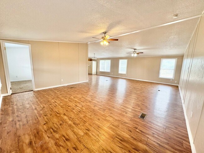 Building Photo - *AVAILABLE NOW* An absolute must see!  5 bedrooms, 3 baths in Burnet, TX.