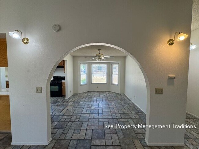 Foto del edificio - Beautiful 3 bedroom 2 bathrooms