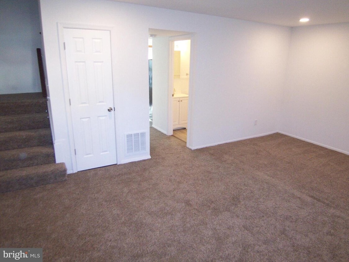 Primary Photo - 668 Yorkshire Dr
