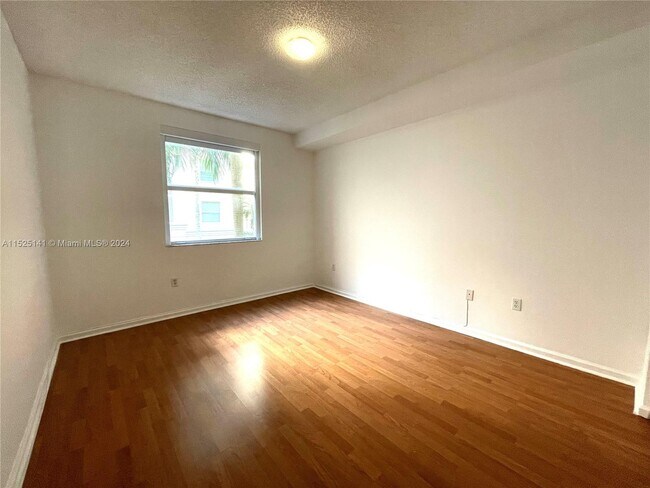 Foto del edificio - 17100 N Bay Rd