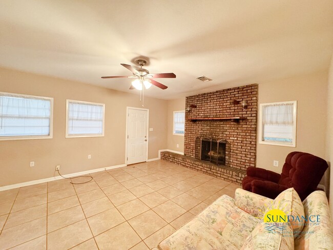 Building Photo - Bright and Spacious 4-Bedroom Home in Cent...