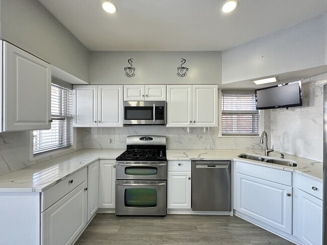 Building Photo - 3117 N Mango Ave